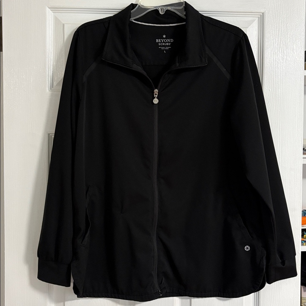 Beyond Scrubs Black Warm-Up Jacket Size Large Zip Front Medical Uniform